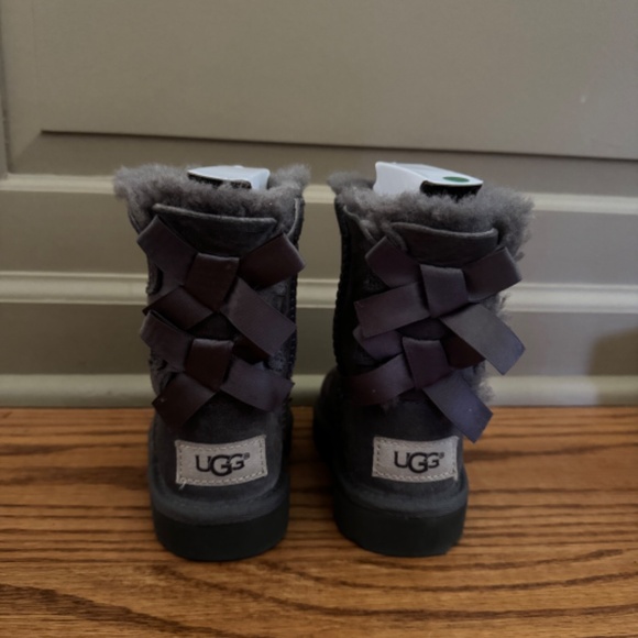Bailey bow UGGS. Brand new - Picture 3 of 4